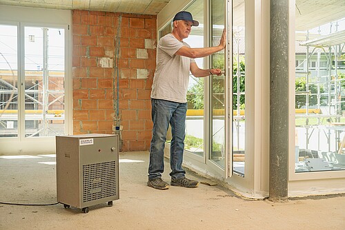 Gut geschlossene Türen und Fenster vermeiden, dass feuchte Aussenluft in den Raum dringt und so einen unnötigen Stromverbrauch bewirkt.