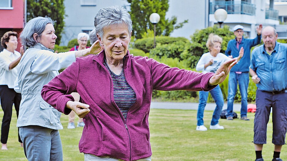 Gemeinden bringen Bewegung in die Alterspolitik (gemeinsames Tai-Chi in der Region Sursee im Kanton Luzern).