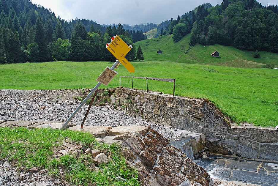 Wanderwegweiser nach einem Gewitter in der Nähe von Steinbach (SZ).