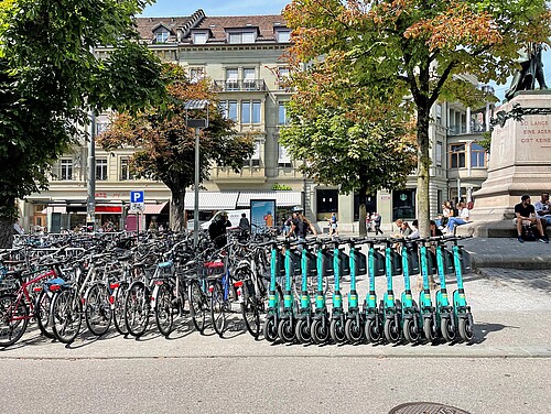 E-Scooter von TIER am Berner Hirschengraben.