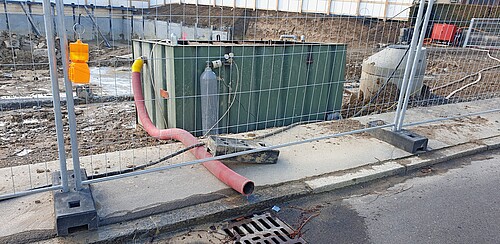 Behandeltes Baustellenabwasser wird über den öffentlichen Strassensammler in die öffentliche Kanalisation abgeleitet.