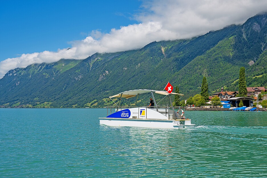 Über Umwege zum Ziel: Die Sportbahnen Axalp arbeiteten im Transitionsprojekt eine Idee aus, wie sie ihre Pistenfahrzeuge CO<sub>2</sub>-neutral betreiben können. Die Beschaffung steht noch aus, dafür haben sie mit einem Elektroshuttleboot am oberen Brienzersee ein klimafreundliches Sommerangebot geschaffen.