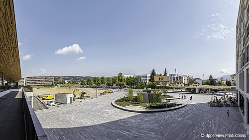 Blick vom Veloweg hinunter auf den neuen Bahnhofplatz von Bulle (FR).