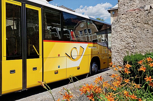 Ellas valladas romontschas ein ils autos da posta marcai bein vesibel el lungatg local.