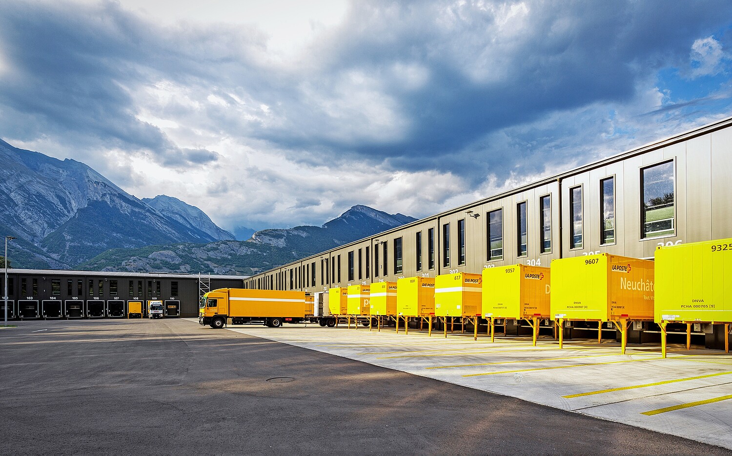 Sicht auf das neue Paketzentrum in Vétroz (VS).