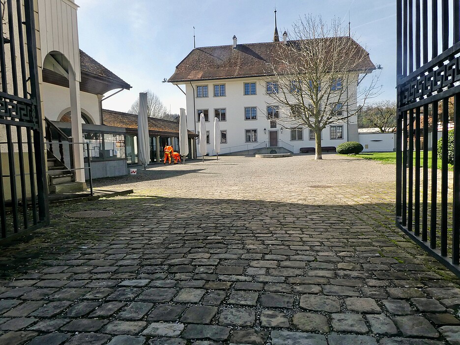 Etwas holprig dürfte die Fahrt mit dem Rollstuhl werden, Kopfsteinpflaster und Kies passen aber zum historischen Schlossensemble in Schöftland (AG).