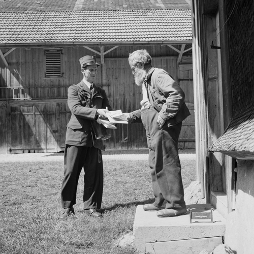 Ein Pöstler bei der Arbeit, 1958.