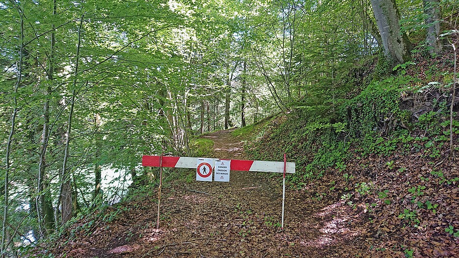 Gesperrter Wanderweg nach Unwetterschäden im Freiburger Saanebezirk.