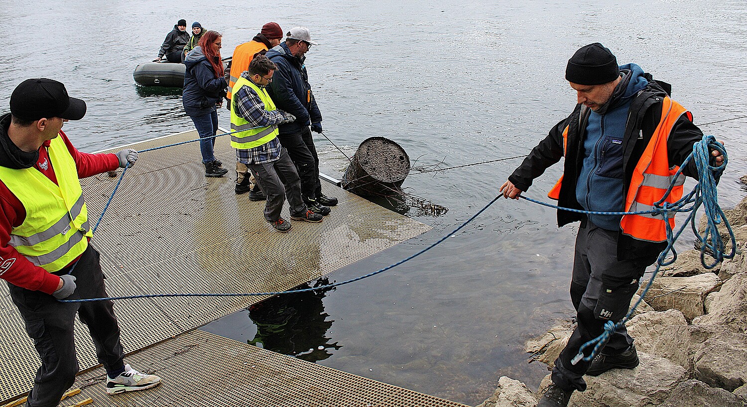 Dieses Jahr organisierte Grenchen (SO) einen Clean-up-Day an der Aare, an dem Abfalltaucher und Helfende zahlreiche Gegenstände aus dem Fluss fischten.