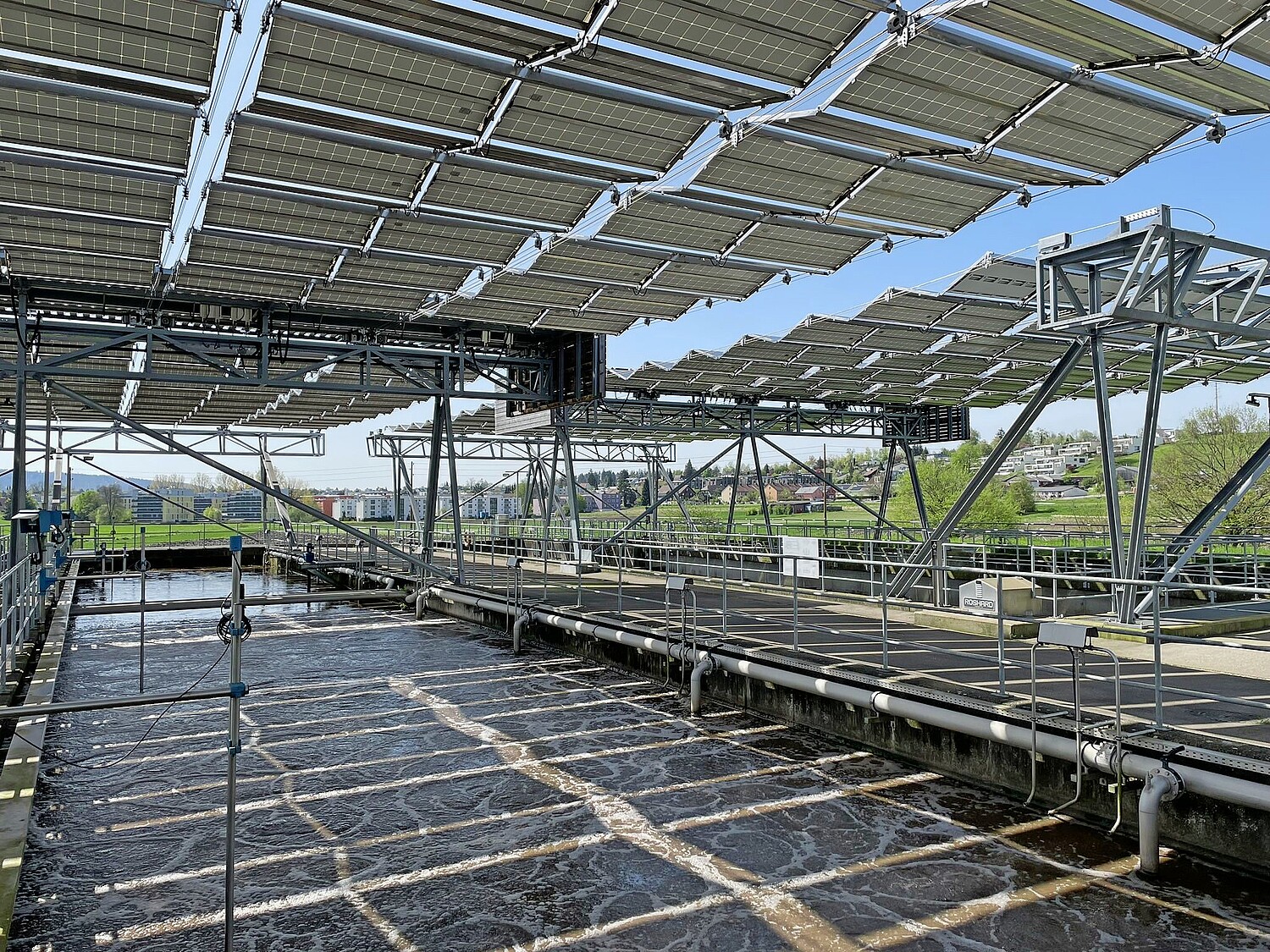 Das seit Ende 2020 betriebene Solarfaltdach über den Klärbecken deckt in der ARA Bassersdorf (ZH) rund einen Drittel des Strombedarfs ab.
