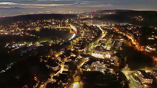 Zumikon (ZH) rüstet seine Strassenbeleuchtung flächendeckend mit LED und einer smarten Steuerung aus. Die Leuchten lassen sich so bedarfsgerecht aktivieren, was den Stromverbrauch und die Lichtemissionen senkt.