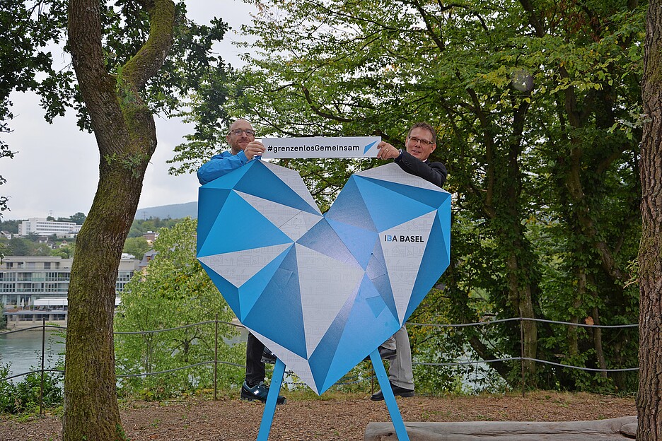 Stephan Eglin und Patrick Pauli mit dem «Rheinliebe»-Herz, dem Markenzeichen des trinationalen Kooperationsprojekts.