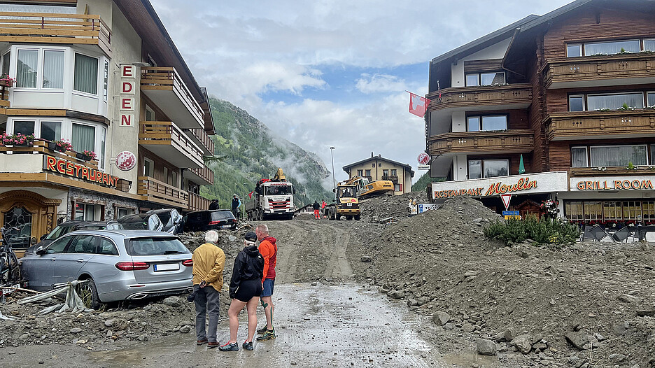 In Saas-Grund (VS) bringt der Triftbach Tod und Zerstörung ins Dorf.