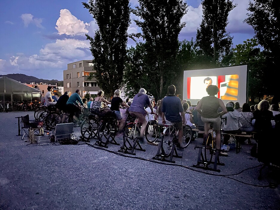 Das Velokino in Rüti (ZH): Die Energie aus den Pedalen sorgt für den nötigen Strom.