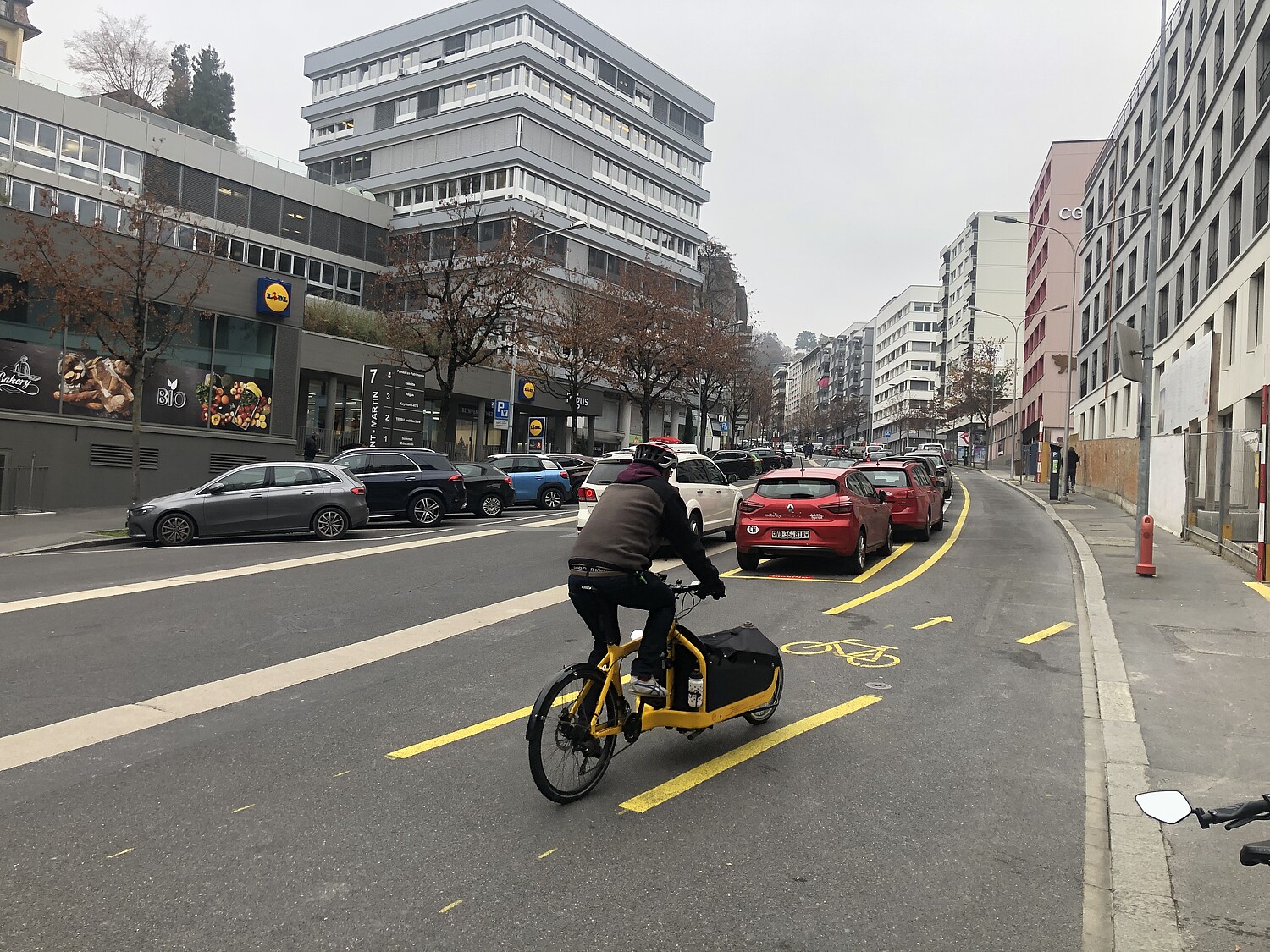 Lausanne, Rue Saint-Martin: Der neue Radstreifen hinter einer Reihe von Parkplätzen trennt den Radfahrbereich von dem des motorisierten Verkehrs und erhöht so das Sicherheitsgefühl.