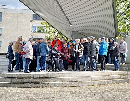 Man trifft sich zum Dorfspaziergang, initiiert von der Seniorenkommission im April 2023.