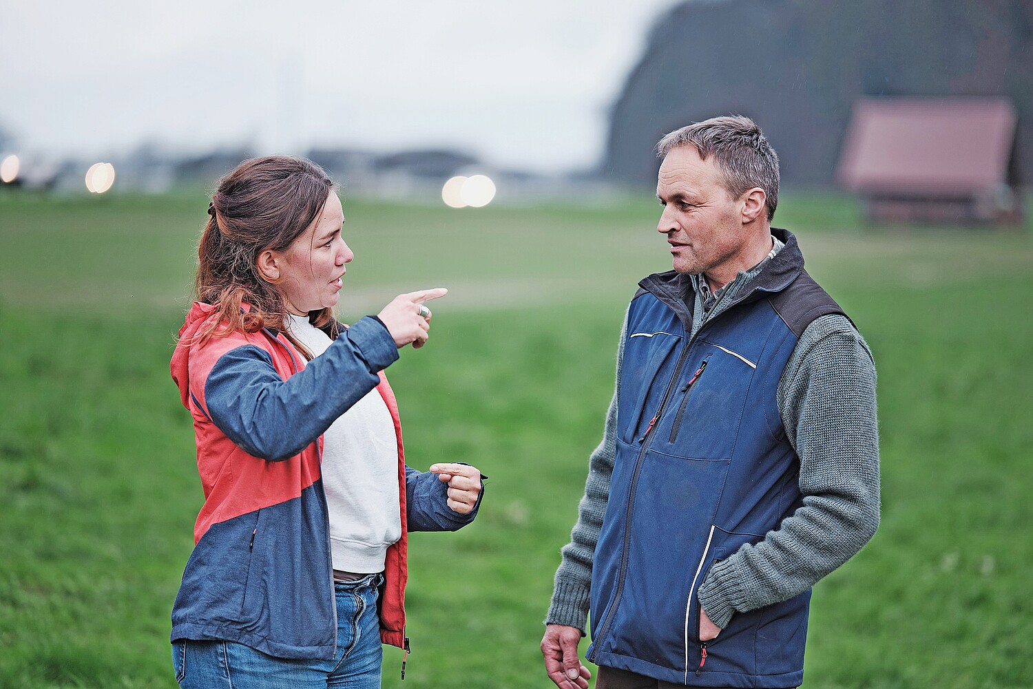 Klimacoach Alina von Allmen im Gespräch mit einem Landwirt.