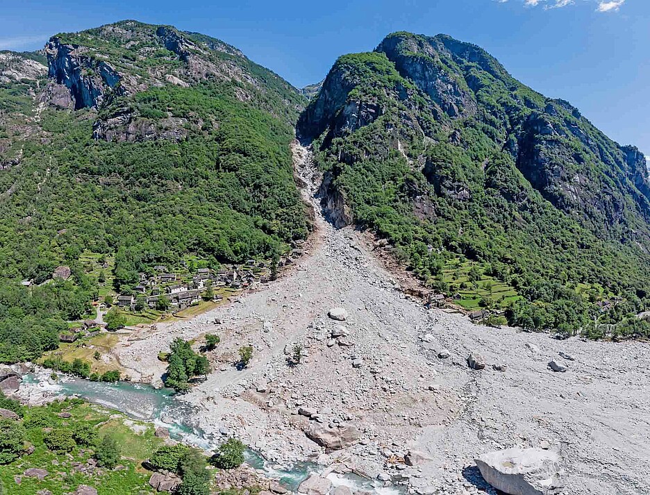 Verheerende Naturgewalt: Im Maggiatal (TI) begräbt ein Murgang einen guten Teil des Örtchens Fontana.