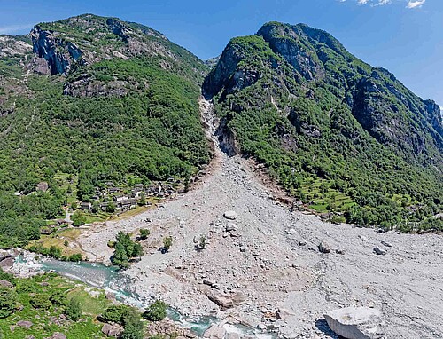 Verheerende Naturgewalt: Im Maggiatal (TI) begräbt ein Murgang einen guten Teil des Örtchens Fontana.