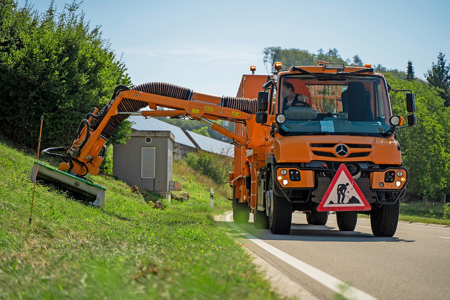 Ökomäher Mulag Eco 1200 plus des Kantonsstrassenunterhalts Aargau bei der Mahd.