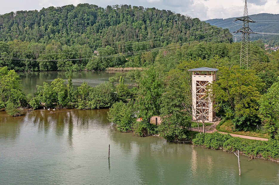 Der 14 Meter hohe Aussichtssturm an der Wehramündung bietet einen Blick auf das Vogelschutzgebiet und entlang des Rheins.