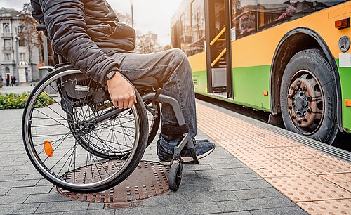 Grosse Herausforderung: In der Schweiz müssen 23 000 Bus- und Tramhaltestellen behindertengerecht umgerüstet werden.